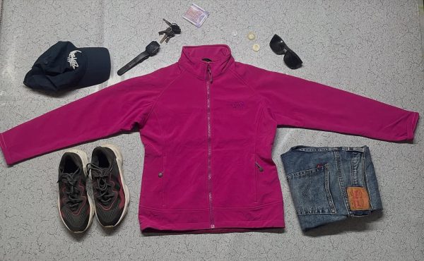 Women track jacket for winter

Size m

Chest 38
Length 23
Full sleeve 19

Condit