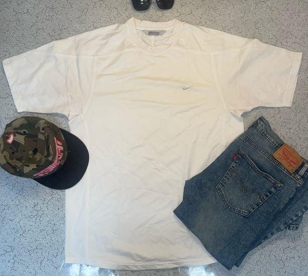 NIKE WHITE TSHIRT SIZE L