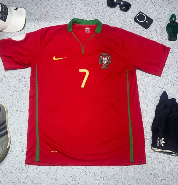 SOLD OUT  

Nik* jersey back name Cristiano Ronaldo size XL condition 100% 

Che