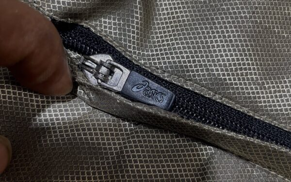 Asics Winter Jacket Silver Gold XXL - Image 10