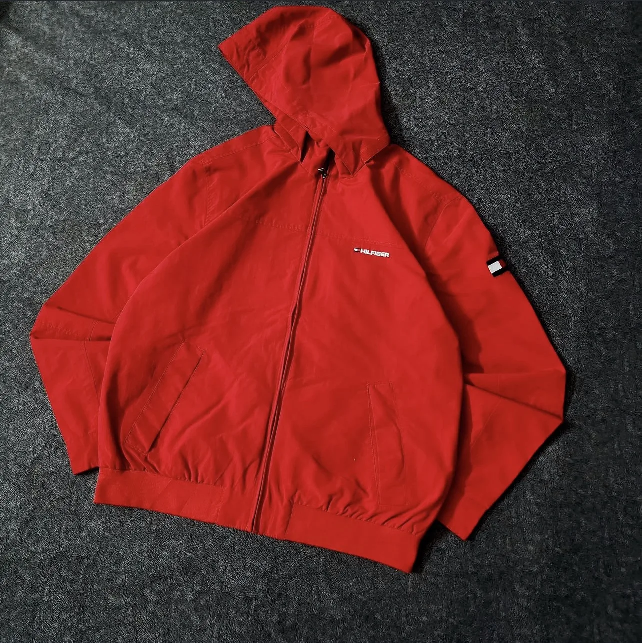 Tommy Hilfiger Men’s Red Hooded Water-Resistant Lightweight Jacket | L 2 thrift jackets india
