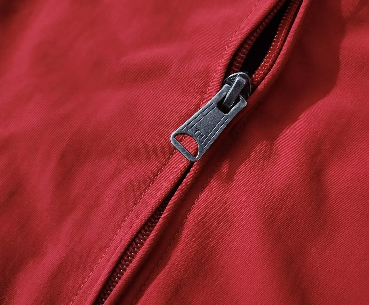 Tommy Hilfiger Men’s Red Hooded Water-Resistant Lightweight Jacket | L 7 thrift jackets india