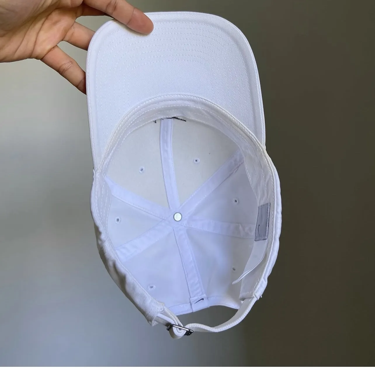 Nike White Adjustable Baseball Cap | Classic Sports Cap | Size S/M - Image 6