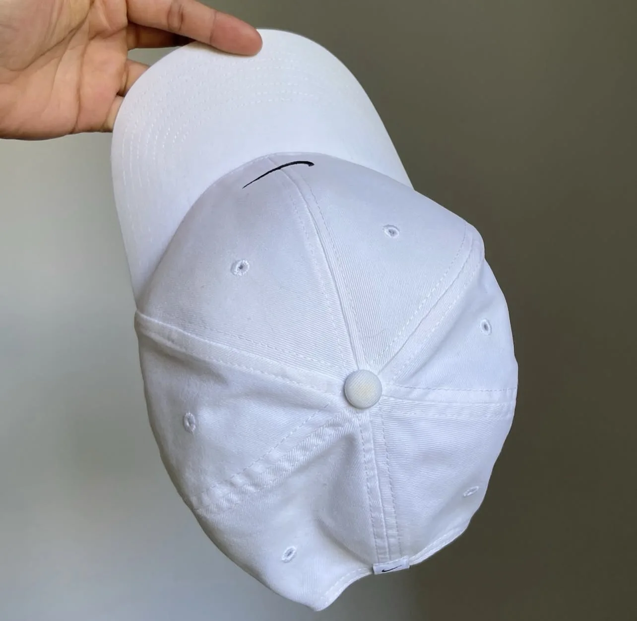 Nike White Adjustable Baseball Cap | Classic Sports Cap | Size S/M - Image 5
