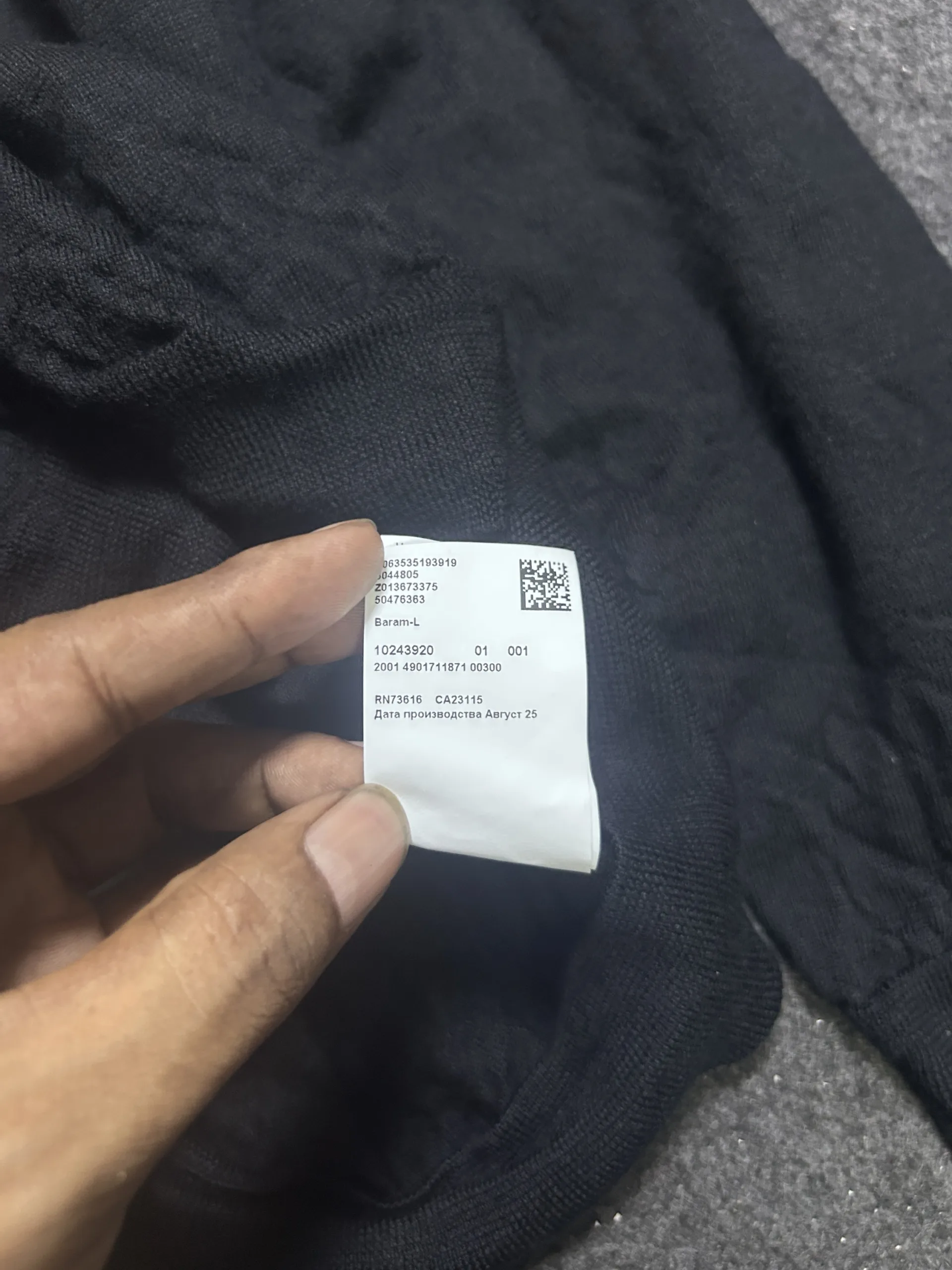 Hugo Boss Black V-Neck Wool Sweater | M 6 thrift sweaters india