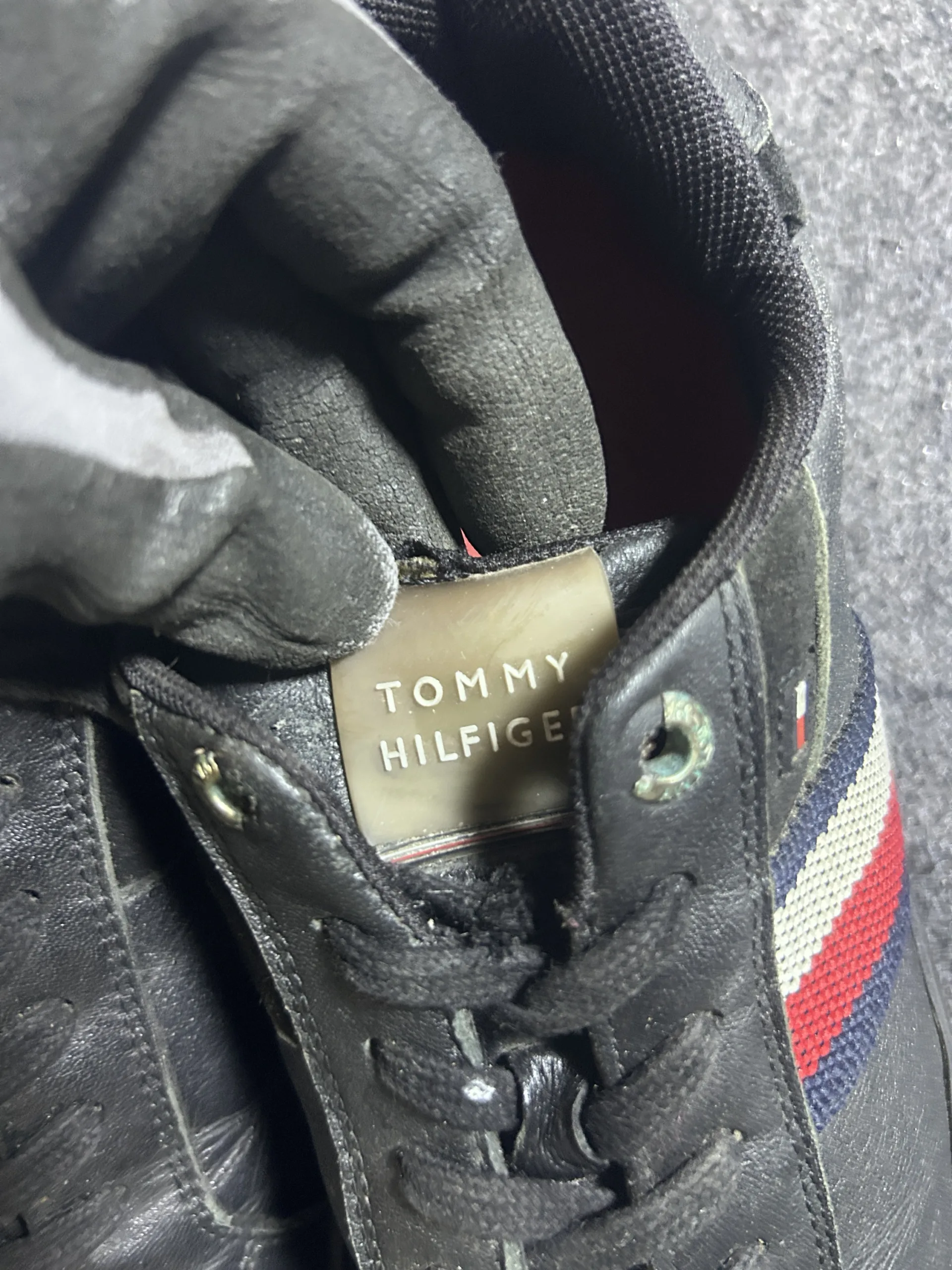 Tommy Hilfiger Black Leather Sneakers – Uk 7 thrift sneakers india