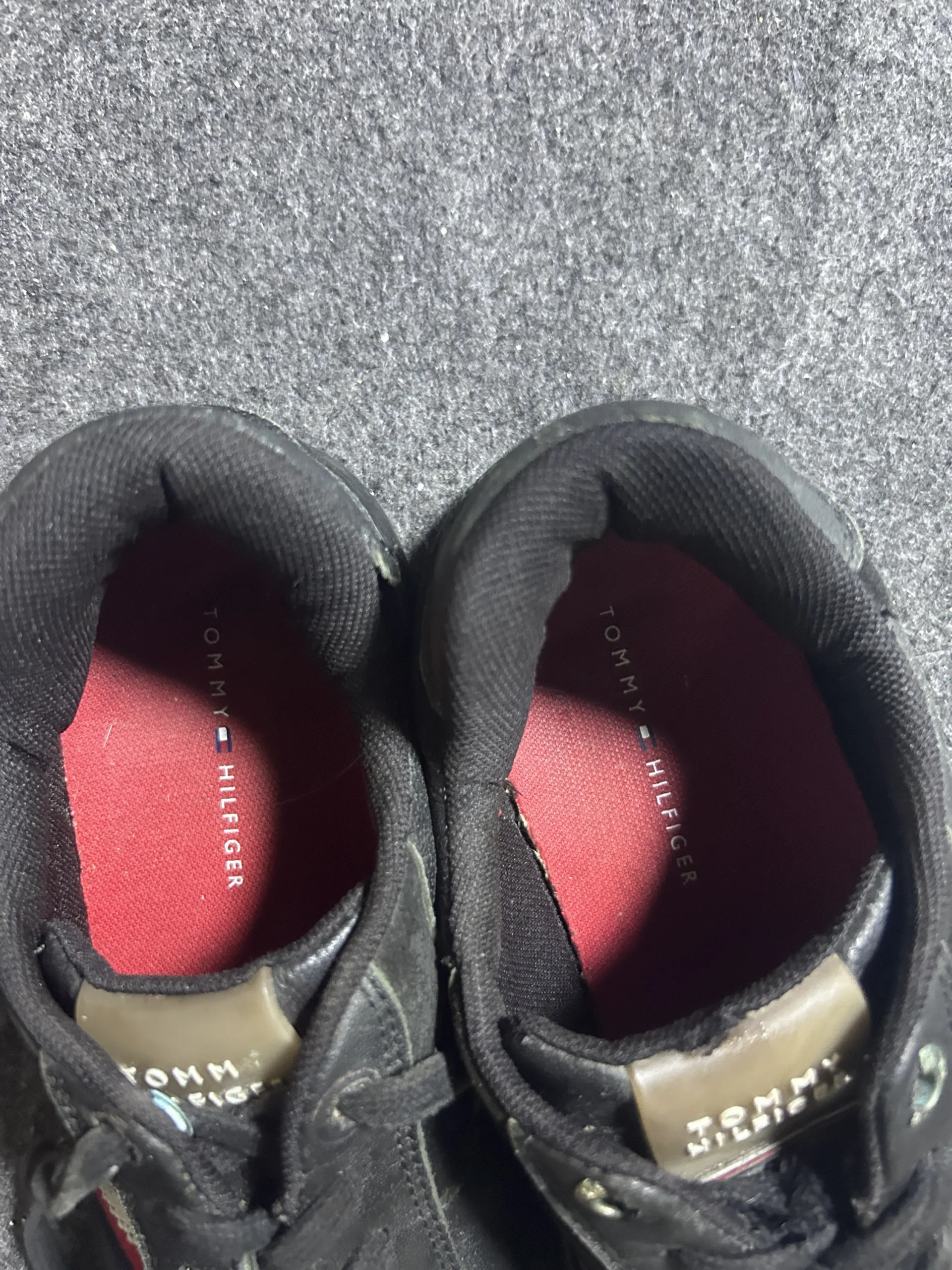 Tommy Hilfiger Black Leather Sneakers – Uk 5 thrift sneakers india