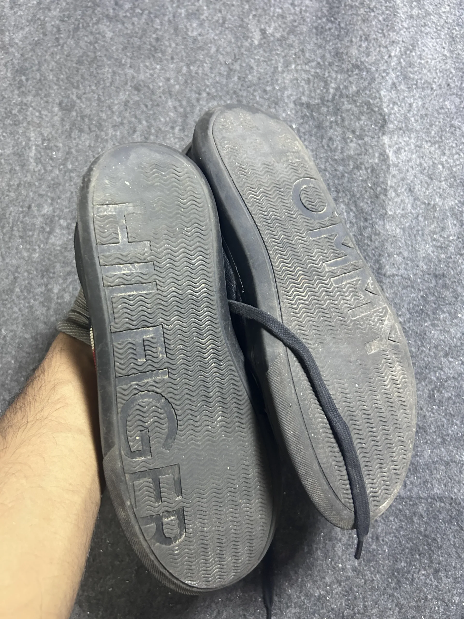 Tommy Hilfiger Black Leather Sneakers – Uk 6 thrift sneakers india
